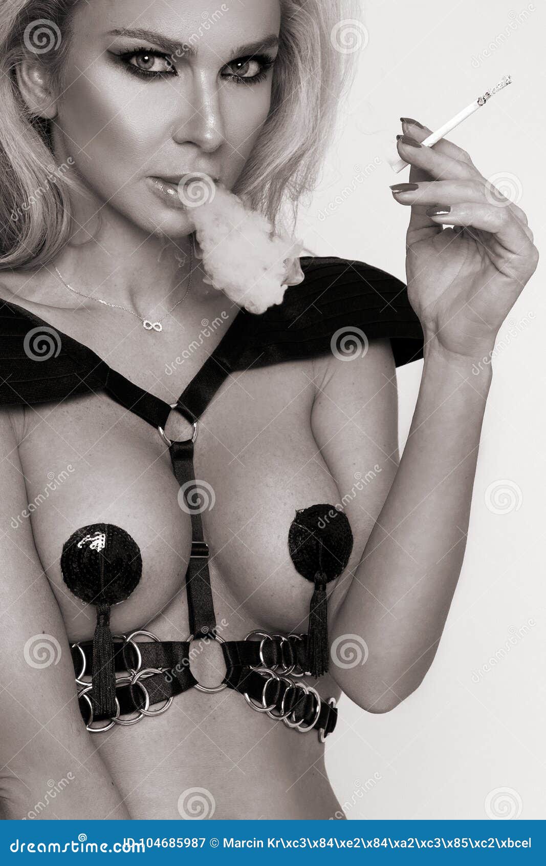 alexzandria holocker recommends Erotic Smoking