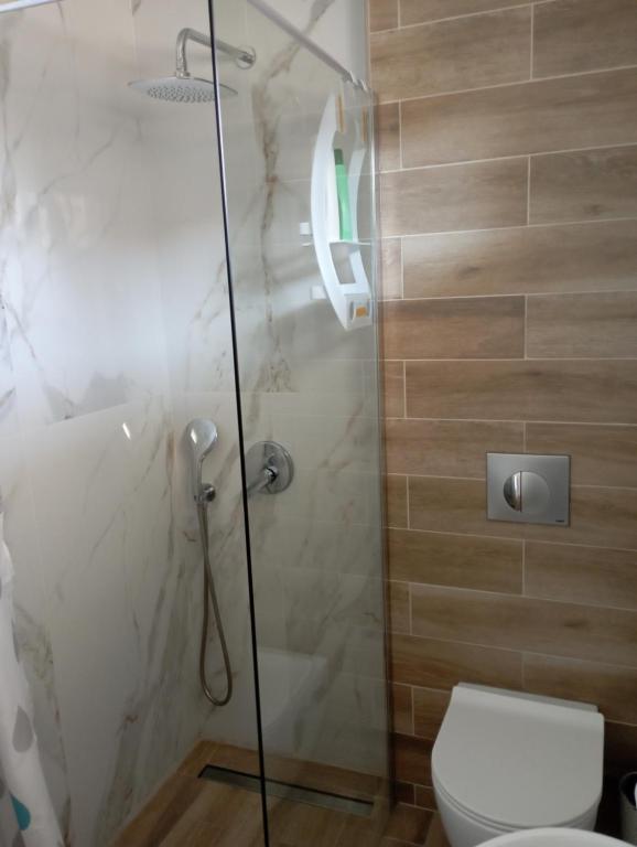 casey lee wilson recommends Olive Glass Shower